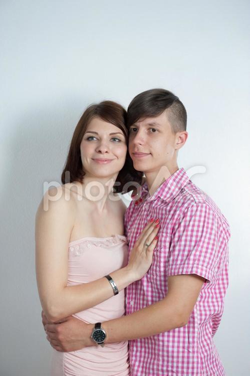 男人和女人站立在白色的墙壁8的前, 一对, 外国人, 笑脸, jpg